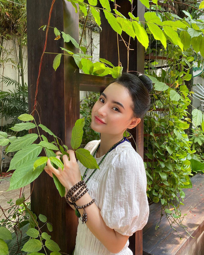 Phương Trang sinh năm 1996, tức là chỉ kém Angela Phương Trinh 1 tuổi và sở hữu gương mặt được đánh giá là giản dị và hiền hơn cô chị rất nhiều