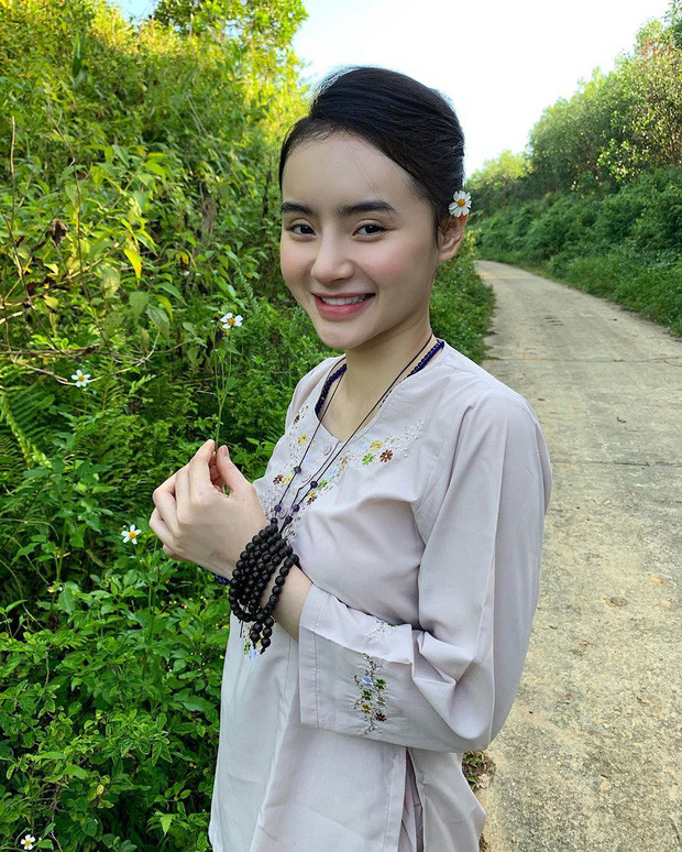 Chứng kiến sự quay ngắt 180 độ của Phương Trang nhiều người tỏ ra bất ngờ bởi trong quá khứ, cô nàng không hề kém cạnh chị trong khoản ăn mặc táo bạo.