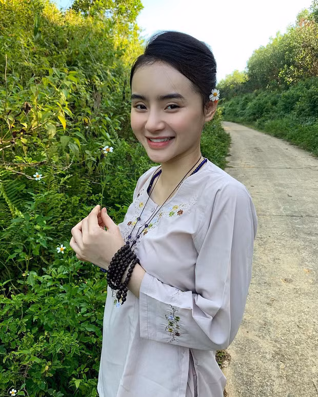 Chứng kiến sự quay ngắt 180 độ của Phương Trang nhiều người tỏ ra bất ngờ bởi trong quá khứ, cô nàng không hề kém cạnh chị trong khoản ăn mặc táo bạo.