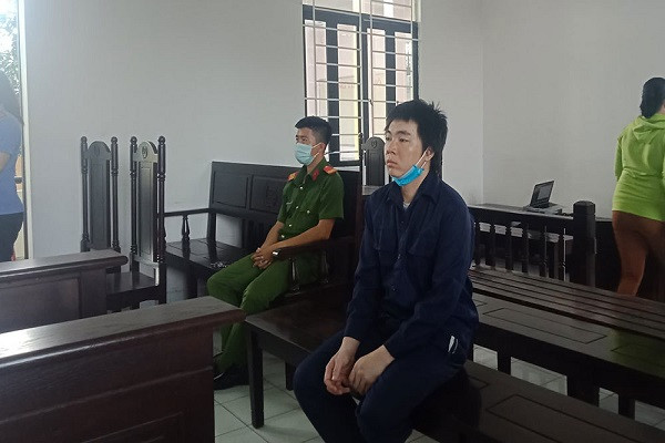 Be trai 4 thang tuoi bi cha danh gay chan vi khong chiu ngu