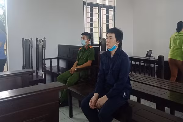 Be trai 4 thang tuoi bi cha danh gay chan vi khong chiu ngu