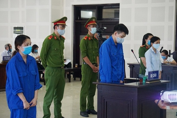 Giao vien day van, sinh vien ngoai ngu lam moi gioi nhap canh trai phep