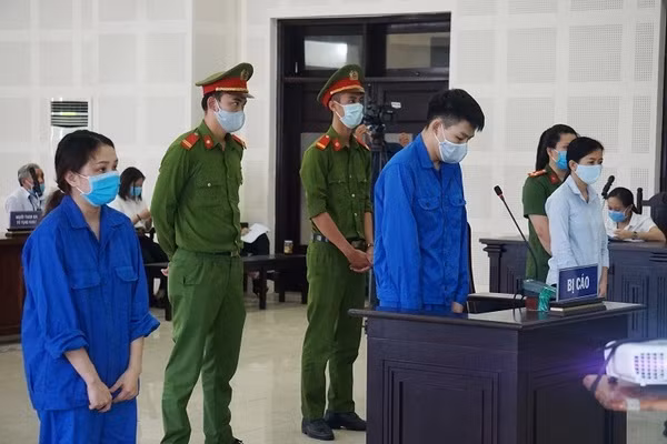 Giao vien day van, sinh vien ngoai ngu lam moi gioi nhap canh trai phep