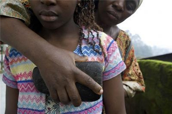 Ky la hu tuc la phang nguc don dau tui nhuc cho cac co gai chau Phi-Hinh-2