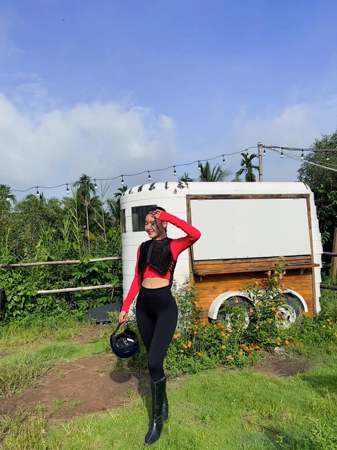 “Cưỡi ngựa ngoài việc rèn luyện cho bản thân học được tính kiên nhẫn, cách bình tĩnh xử lý các tình huống bất ngờ còn giúp cho mọi người gần gũi với thiên nhiên, thêm yêu thương động vật. Vì vậy bất cứ khi nào có thời gian là tôi lại đi tập môn này”, Yến Xuân tiết lộ.