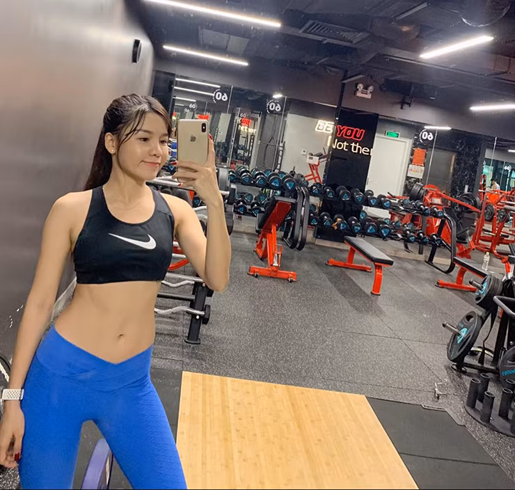 Yến Xuân nổi tiếng với câu chuyện truyền cảm hứng giảm 11 kg để từ một cô gái có ngoại hình béo tròn “lột xác” thành mỹ nhân có thân hình “đồng hồ cát”, eo thon cùng vòng ba 94 cm đầy quyến rũ.