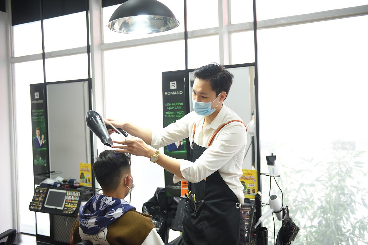 Cụ thể anh Hùng nói: "Trung bình ngày cửa hàng mình chỉ phục vụ 40 - 50 khách nhưng những ngày cận Tết này có cửa hàng tiếp đến gần 100 khách. Lường trước được nhu cầu nên cửa hàng đã sắp xếp nhân viên tăng ca...