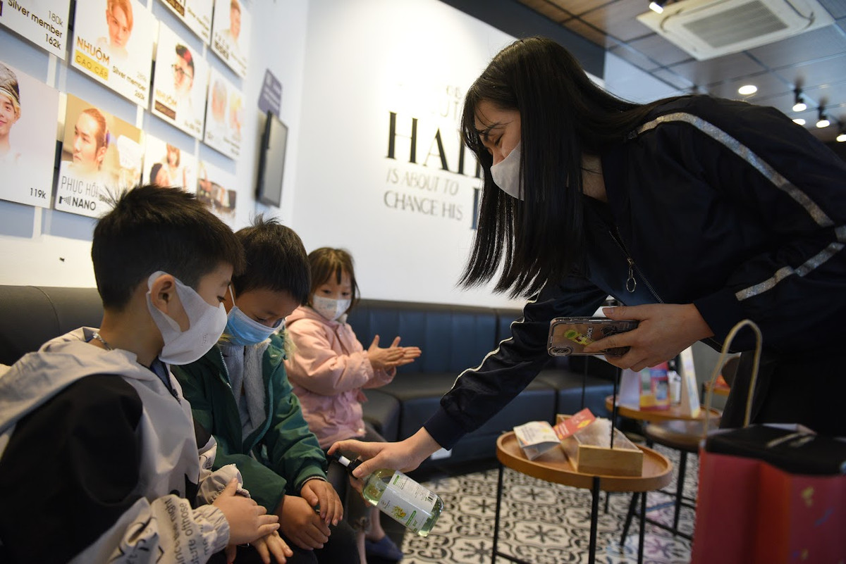 Những vị khách nhí được khử trùng trước khi vào các bước làm đẹp cuối năm.