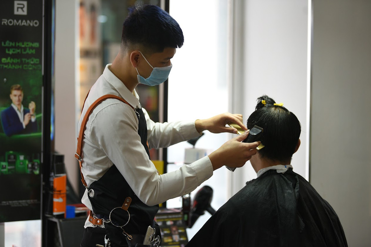 Theo chia sẻ của anh Hùng (quản lý chuỗi hệ thống cắt tóc nam) trên phố Khâm Thiên cho biết những ngày cận Tết, nhu cầu của hội anh em tăng vọt gấp đôi, gấp ba lần.