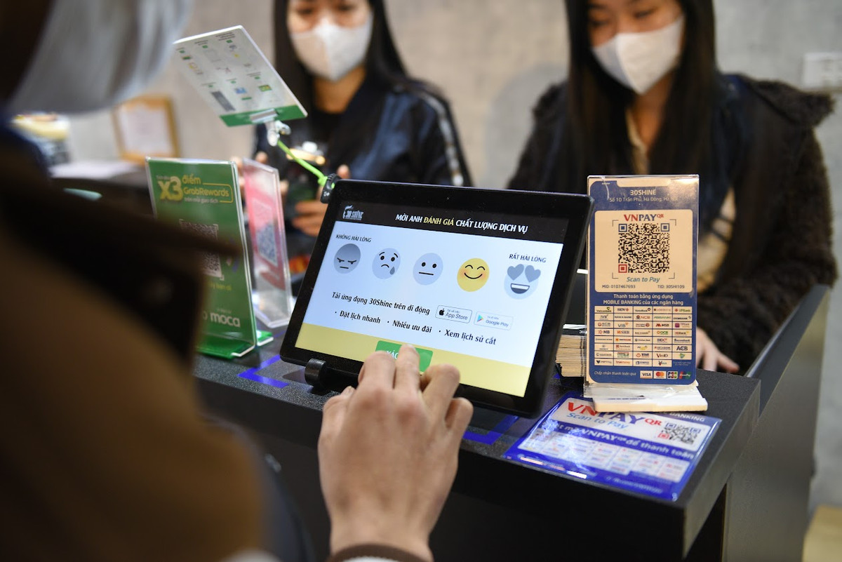 Sau khi thực hiện xong các bước phục vụ các quý ông làm đẹp dịp cuối năm, các nhân viên đều hỏi độ hài lòng.