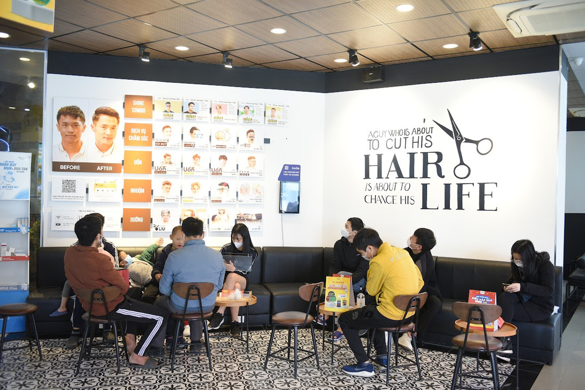 Có mặt tại chuỗi hệ thống phục vụ cắt tóc nam có tiếng tại Hà Nội, chỉ mới 8h sáng rất nhiều cánh mày râu đã chờ để cắt tóc.