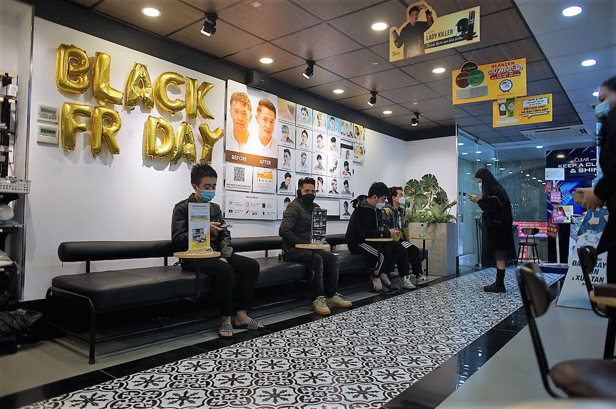 Những vị khách đến cắt tóc tuân thủ đầy đủ quy định 5K của Bộ Y tế.