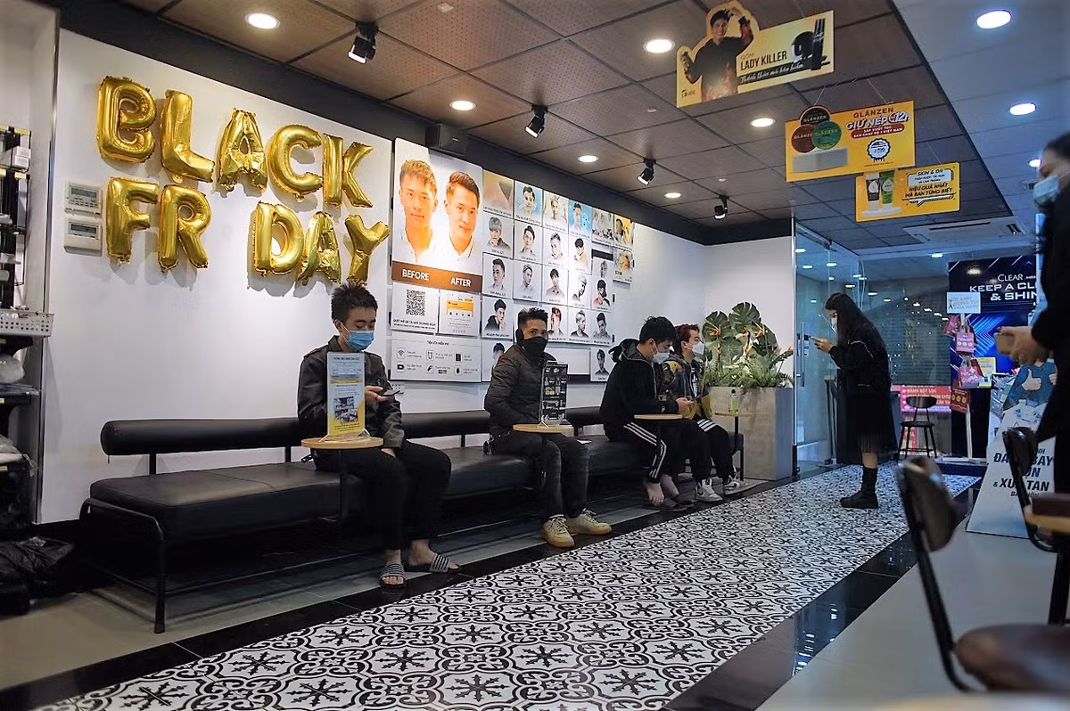 Những vị khách đến cắt tóc tuân thủ đầy đủ quy định 5K của Bộ Y tế.