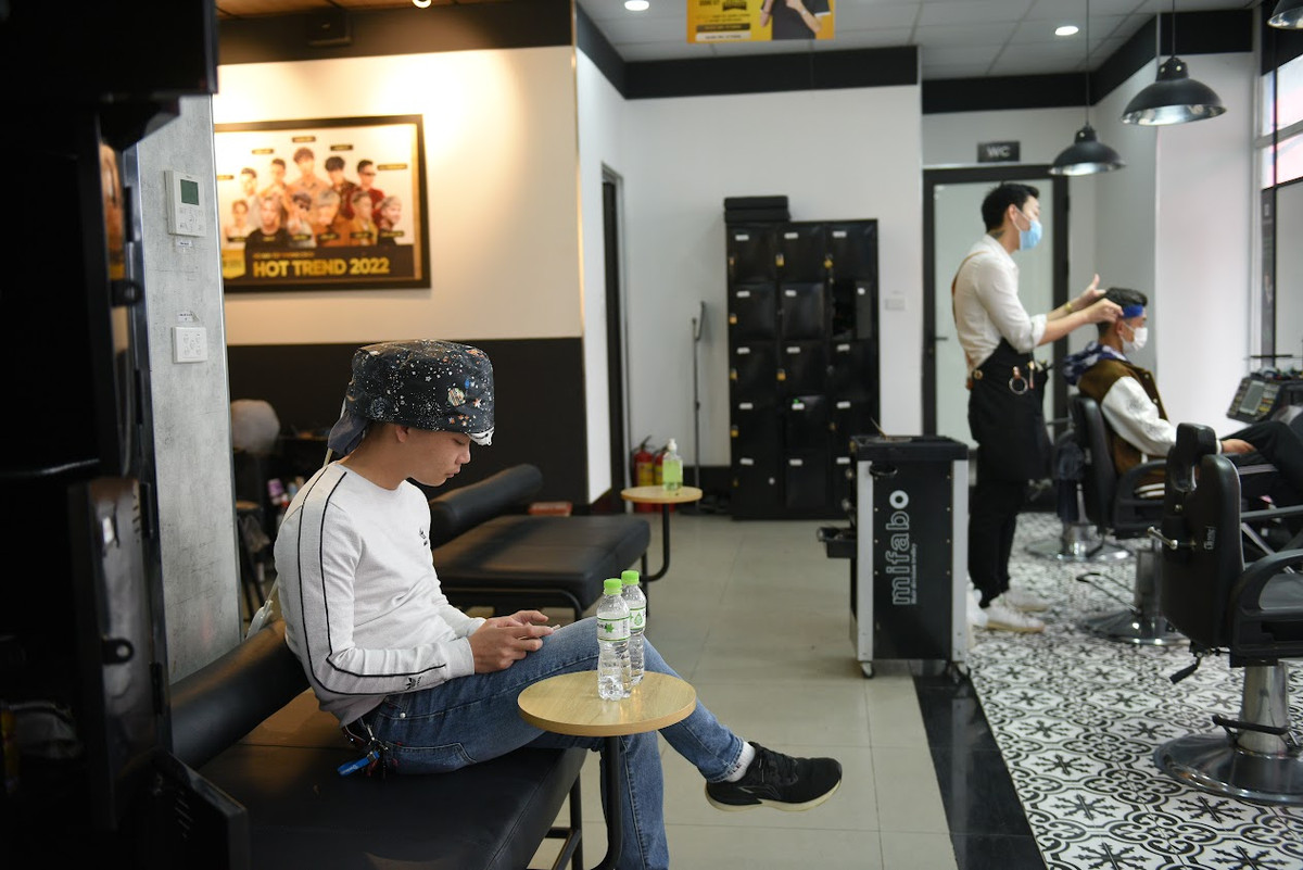 Do có áp dụng ứng dụng đặt chỗ trước nên chuỗi hệ thống cửa hàng cắt tóc trên không xảy ra việc khách hàng phải ngồi chờ lâu và đảm bảo quy định phòng chống dịch.