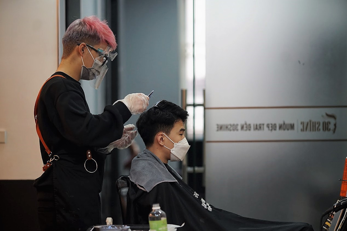 Dù là ngày cùng tháng tận nhưng nhiều anh em cũng chịu khó ngồi chờ đến lượt để có mái tóc đẹp, hợp với khuôn mặt chào đón năm mới.