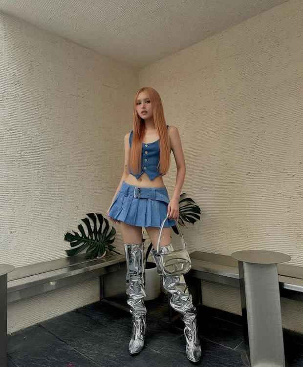 Đáng nói, trong khi nhiều hot girl trên mạng khác thường từ chối show mặt mộc, hay lộ nhan sắc kém xinh qua gương mặt ít son phấn, Xoài Non thì ngược lại hoàn toàn. Càng make up nhạt, thậm chí là để mặt tự nhiên cô nàng càng xinh hơn gấp bội.