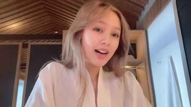 Mới đây, Xoài Non đã chứng minh được vẻ đẹp có sẵn từ trong trứng bằng mặt mộc đỉnh của chóp. Theo đó, chính chủ tự đăng tải hình ảnh khuôn mặt tự nhiên không “make up” đậm như thường ngày.