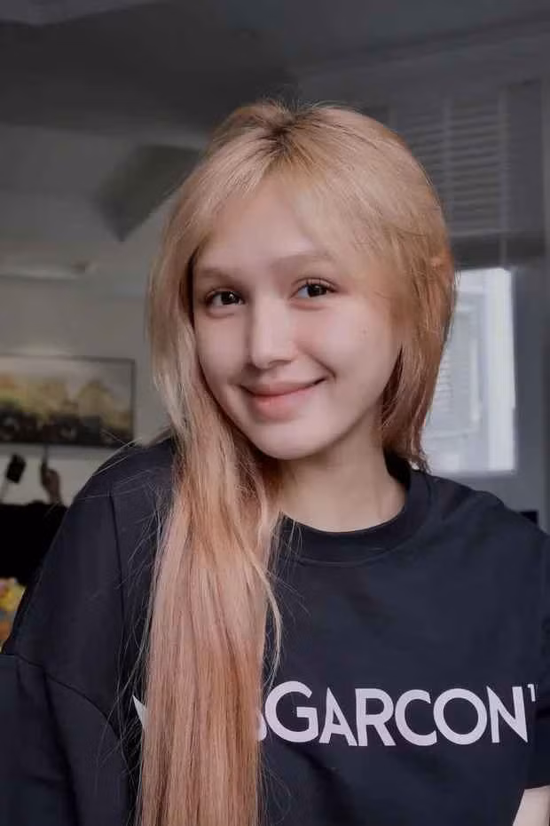 Với phong cách thời trang trẻ trung, hiện đại, mang đậm cá tính gen Z, cộng thêm tính cách thân thiện và hài hước, Xoài Non luôn là tâm điểm chú ý mỗi khi xuất hiện.