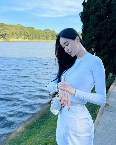 Ngọc Thảo sở hữu gương mặt xinh đẹp, thanh tú, cùng nụ cười tỏa nắng. Không chỉ thế, cô nàng còn có ngoại hình ấn tượng với chiều cao 1m70 cùng số đo 3 vòng 90-61-88 cm.