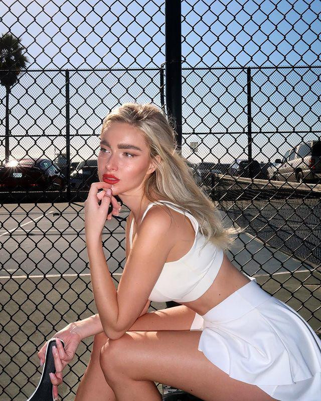 Mới đây, trên Instagram, Antonia đăng tải loạt ảnh khoe dáng trên sân tennis, thu hút lượng tương tác cao. Cô nàng diện áo bra màu trắng phối cùng váy dáng xòe kèm quần bảo hộ.