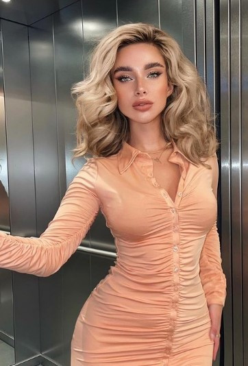 Chân dài Đức khoe cơ thể nữ thần hiếm có.