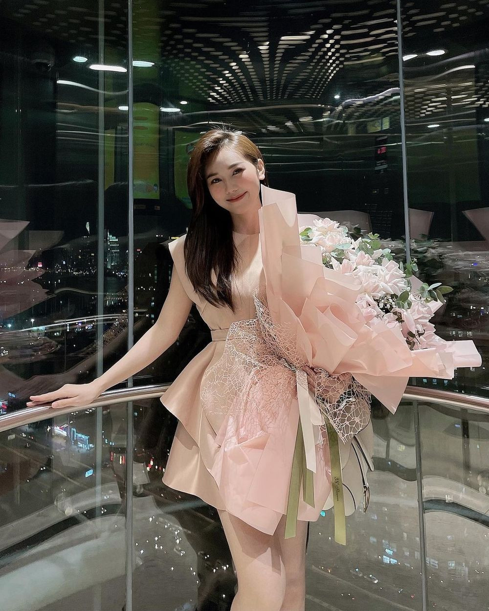 Ngoài ra hot girl TikTok cũng rất chăm chỉ làm việc, hoạt động kinh doanh riêng, tham gia làm mẫu ảnh và làm diễn viên quay quảng cáo cho rất nhiều nhãn hàng.