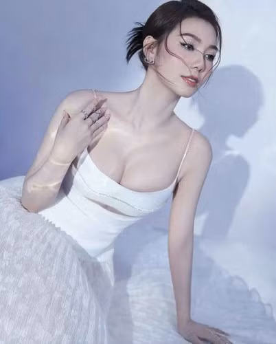 Hoàng Kim Chi là hot girl nổi tiếng đàm đám trên MXH TikTok, cô nàng 9x đến từ Quảng Trị hiện đang sinh sống và làm việc tại TP HCM.