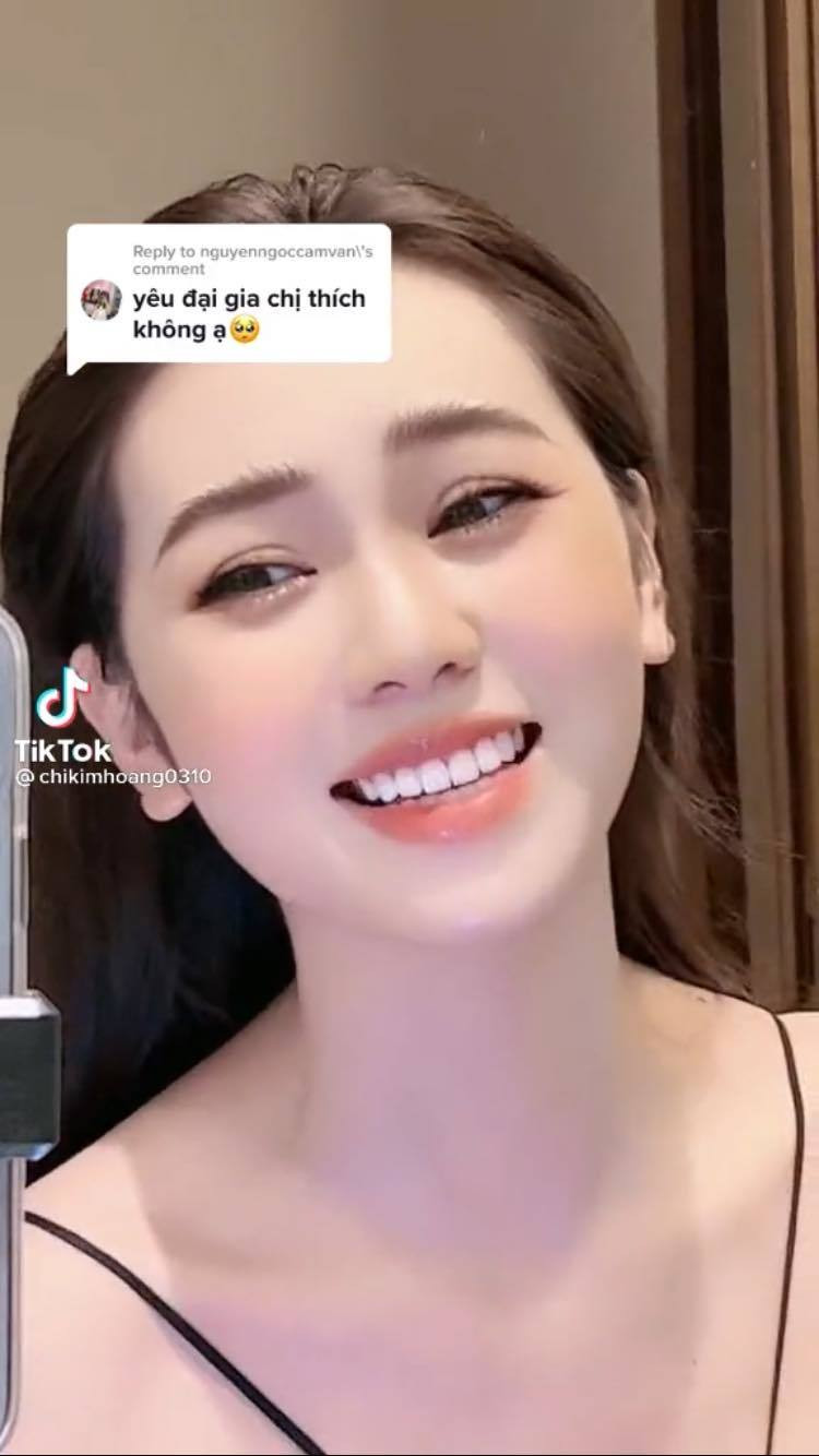 Dưới phần bình luận, hầu hết cư dân mạng bày tỏ quan điểm đồng tình với ý kiến của Hoàng Kim Chi và cho rằng nếu cô nàng quen được bạn trai giàu có cũng là điều bình thường bởi cô nàng vốn cũng là một hot girl có tiếng.