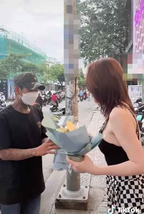 "Cái này là để em tặng cho vợ 20/10, đây là có tiền nữa nha, tối về nhớ nói là em tặng vợ nghe không?", Trang Nemo nói.