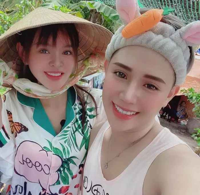 Tính sơ sơ, bó hoa này có giá trị không dưới 30 triệu đồng. Và nam nhân viên may mắn nhận được món quà "mùi tiền" này chính là trợ lý lâu năm của cô tên Phạm Quyền Quy.