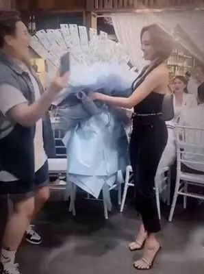 Ở phần bình luận bài đăng, rất nhiều người khen ngợi bà chủ shop tâm lý quá.