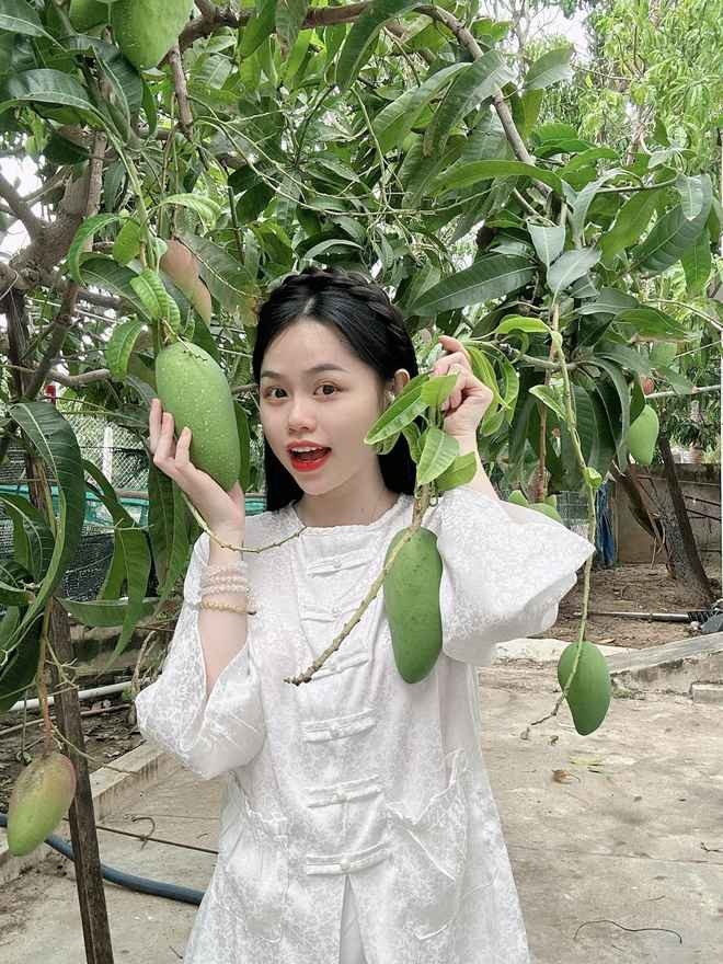 Về mặt của Huỳnh Anh, mình đã từng làm răng 2 lần rồi, bị mọi người chê xấu, bị hô. Sau khi làm về thì vẫn y như cũ, vẫn bị chê cho nên mình bị tự ti nên không cười nữa. Bây giờ mặt mình tươi tắn hơn chứ không phải mình nói đẹp hơn". Bạn gái cũ Quang Hải cho biết thêm.