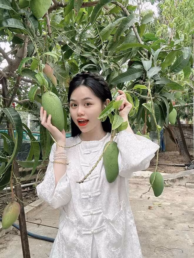 Về mặt của Huỳnh Anh, mình đã từng làm răng 2 lần rồi, bị mọi người chê xấu, bị hô. Sau khi làm về thì vẫn y như cũ, vẫn bị chê cho nên mình bị tự ti nên không cười nữa. Bây giờ mặt mình tươi tắn hơn chứ không phải mình nói đẹp hơn". Bạn gái cũ Quang Hải cho biết thêm.