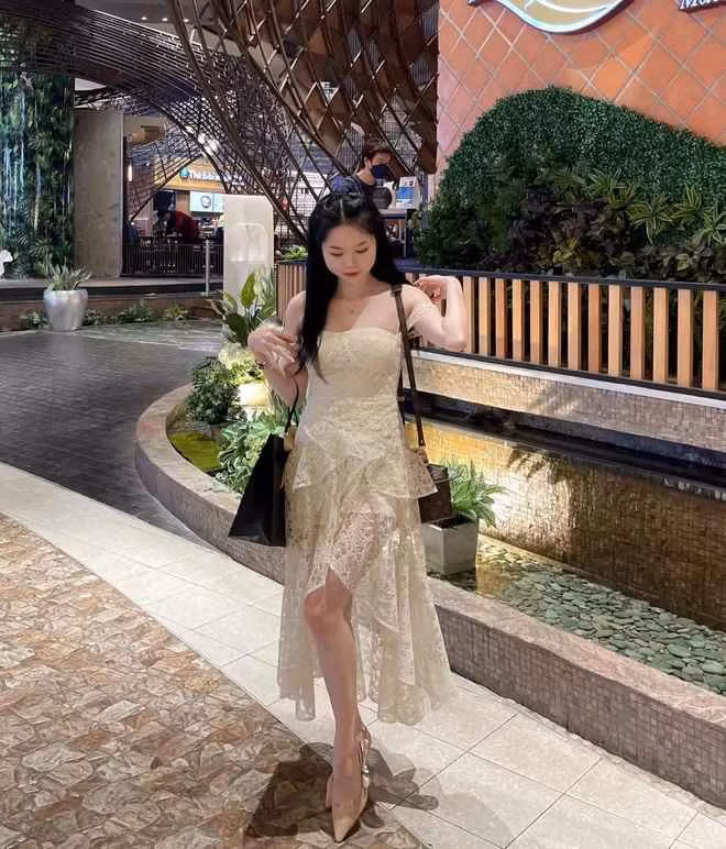 Sau đó cả hai liên tiếp vướng ồn ào, tiền vệ Quang Hải bị hack nick Facebook lộ tin nhạy cảm còn Huỳnh Anh bị tố cắm sừng,...