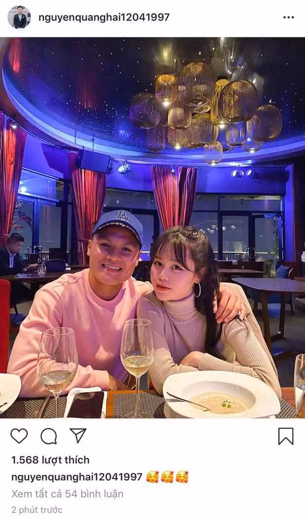  Quang Hải đăng ảnh đi ăn cùng Huỳnh Anh, xác nhận mối quan hệ vào tháng 5/2020.