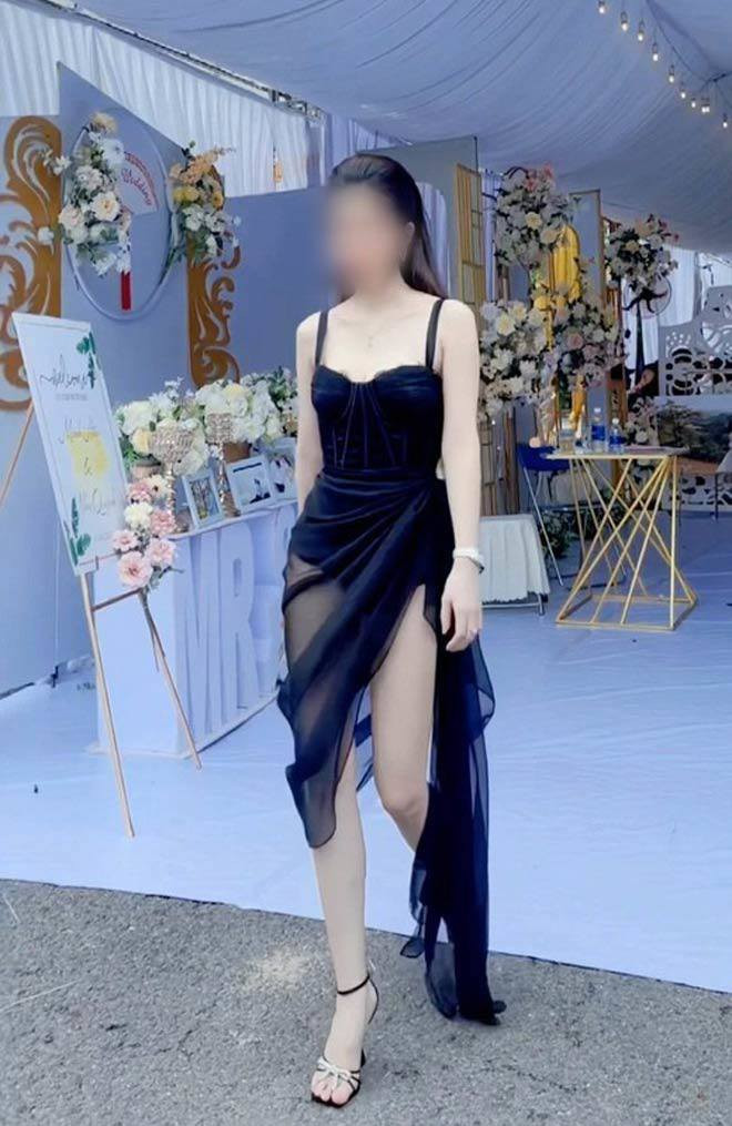 Một số cô gái còn bị chỉ trích khi mặc quá lộng lẫy, "giật spotlight" của cô dâu.