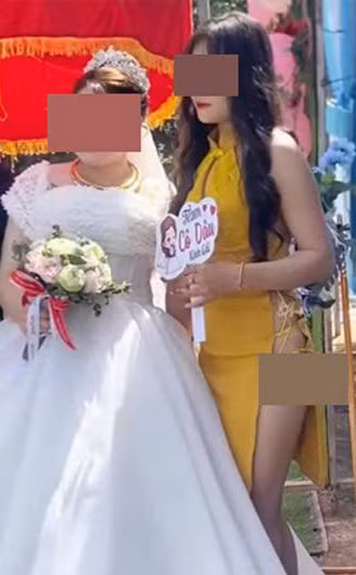 Theo đó, cô gái diện chiếc váy hở lưng màu vàng, xẻ dọc từ eo xuống hông, để lộ một phần vòng ba. Hơn thế, cô gái không có bất cứ hành động nào che chắn cơ thể, ngược lại còn vô tư nhảy nhót chỗ đông người. Hình ảnh kém duyên đó khiến rất nhiều người phẫn nộ.