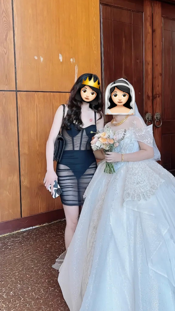 Trước đó, cộng đồng mạng từng nhiều lần xôn xao trước những màn ăn mặc phản cảm khi đi đám cưới.