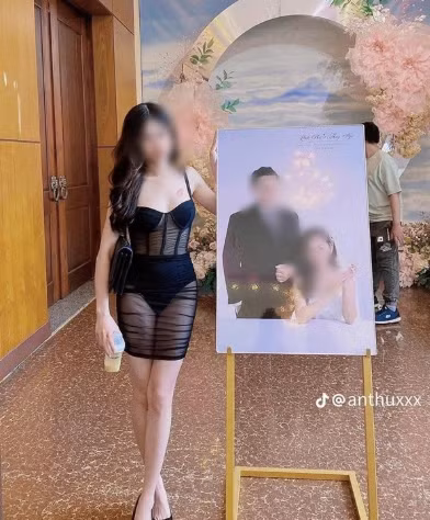 Có người mặc quần đùi, áo hai dây, có người mặc đồ tập gym bó sát, có người lại mặc váy xuyên thấu, hở trên, hở dưới khi đi dự đám hỷ.