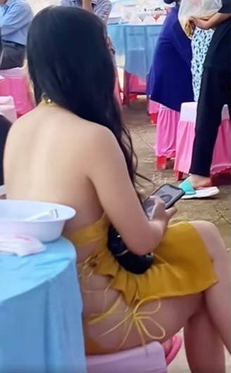 Chứng kiến bức ảnh trên, da phần dân mạng đều không hiểu, tại sao cô gái có thể chọn trang phục phảm cảm như vậy đến dự đám cưới.