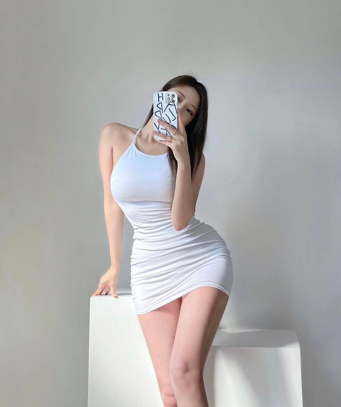 Ngoài làm người mẫu, cô còn được biết đến với vai trò MC trực tuyến cho kênh AfreecaTV. Không chỉ thế, Choi Somi còn sở hữu lượng fan đông đảo ở cả Trung Quốc.