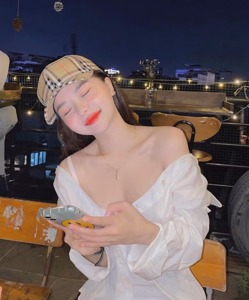 Ở ngoài đời, Nene sở hữu nhan sắc xinh đẹp cùng gương mặt bầu bĩnh, đáng yêu