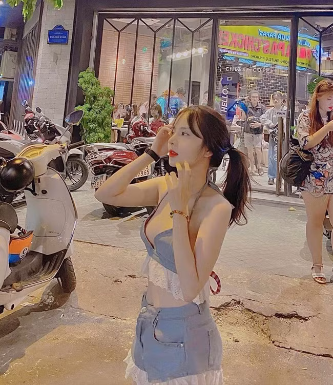 Dù đội mũ lưỡi trai che hết gương mặt nhưng chỉ cần nhìn qua cách lên đồ cá tính của hot girl này, cư dân mạng khẳng định cô xinh đẹp và có gu.