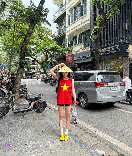 Mới đây, Jin Jin đăng tải một số hình ảnh đi chơi ở phố cổ Hà Nội, thu hút nhiều lượt yêu thích của cộng đồng mạng.