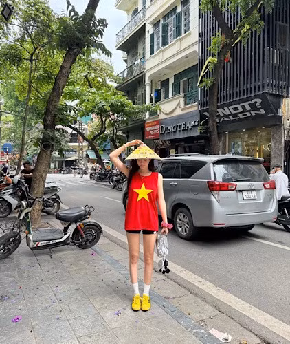 Mới đây, Jin Jin đăng tải một số hình ảnh đi chơi ở phố cổ Hà Nội, thu hút nhiều lượt yêu thích của cộng đồng mạng.