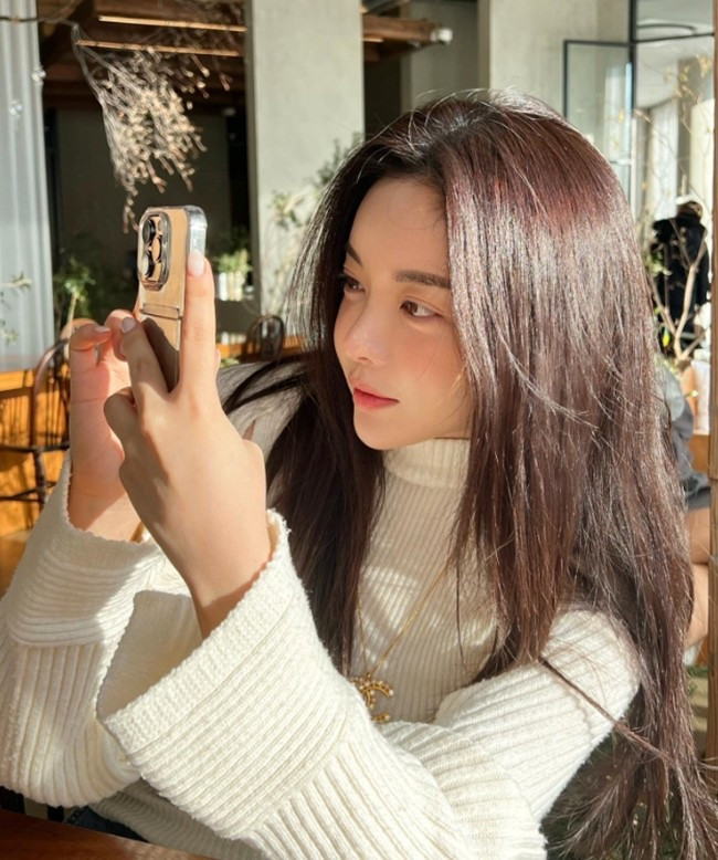 Jin Jin sở hữu thân hình mảnh dẻ, săn chắc và làn da nâu khỏe khoắn