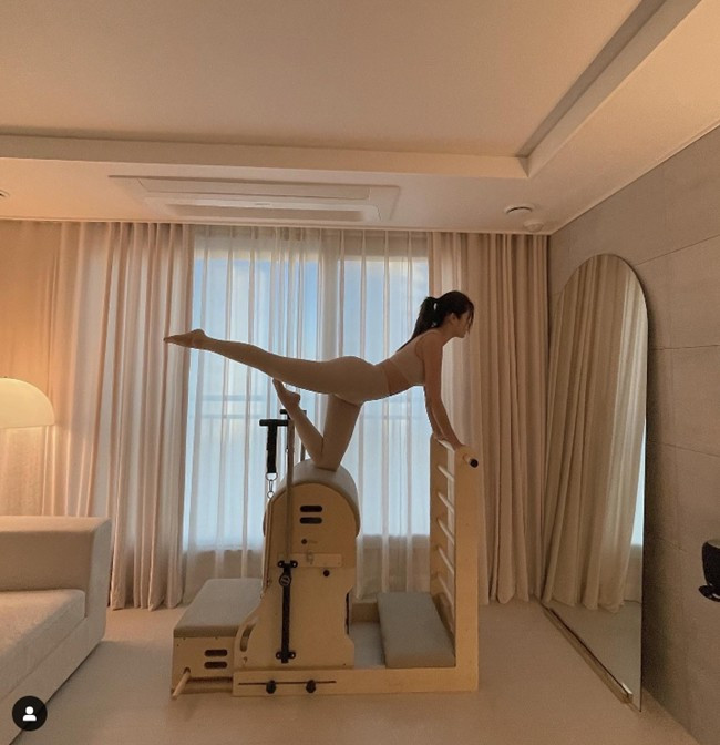 Jin Jin tuân thủ chế độ ăn nhiều rau xanh, ít tinh bột và luôn ăn bữa tối cách bữa trưa ít nhất 6 tiếng để có đủ thời gian tiêu hóa, chuyển hóa, tránh tích tụ mỡ thừa.