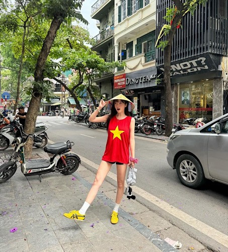 Không sở hữu làn da trắng sứ như phần lớn người mẫu tại xứ Hàn, Jin Jin gây ấn tượng bởi làn da nâu khỏe khoắn, thân hình cân đối, vừa vặn cùng cặp mắt to, sống mũi thanh tú và đôi môi đầy đặn.