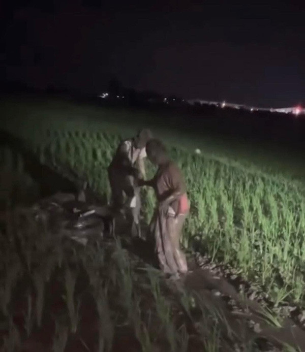 Một cặp đôi đi hẹn hò nhưng vì đường quá tối mà cùng nhau lao xuống ruộng.