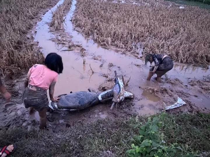 Hai cô gái này chẳng hiểu lý do gì lại chọn mảnh ruộng để làm điểm đến của mình.